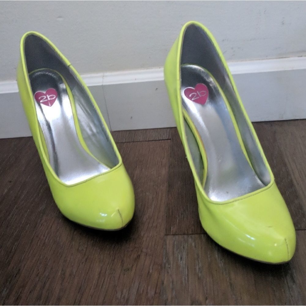 2B / BEBE NEON YELLOW STILETTOS SIZE 6